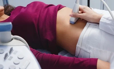 En gynækolog udfører en ultralydsscanning på en patient for at undersøge cyster på æggestokkene