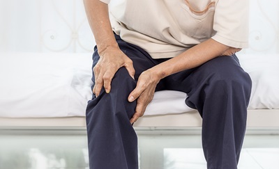 Patient holder sig til knæet på grund af hvileløse ben.