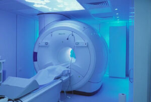 Mr scanner i blåt lys, med billede af himmel over lejet. Privathospitalet danmark