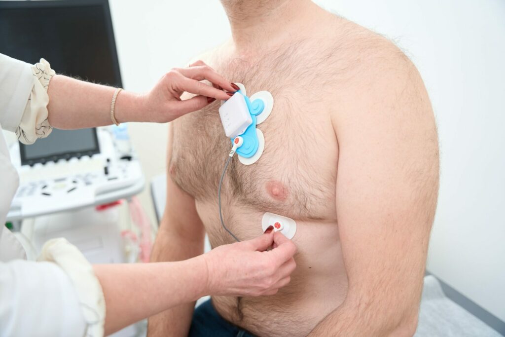 Mandlig patient med sensorer på sin krop til overvågning af arytmier