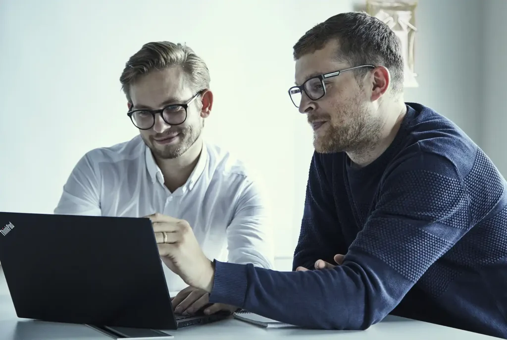 To unge mænd ser på en computer