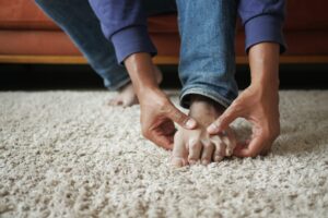 Nervebetændelse / ondt i foden / close up on young man suffering feet pain