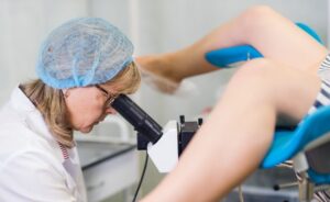 Sammenvoksning af æggelederne_young female gynecologist during examination in her office