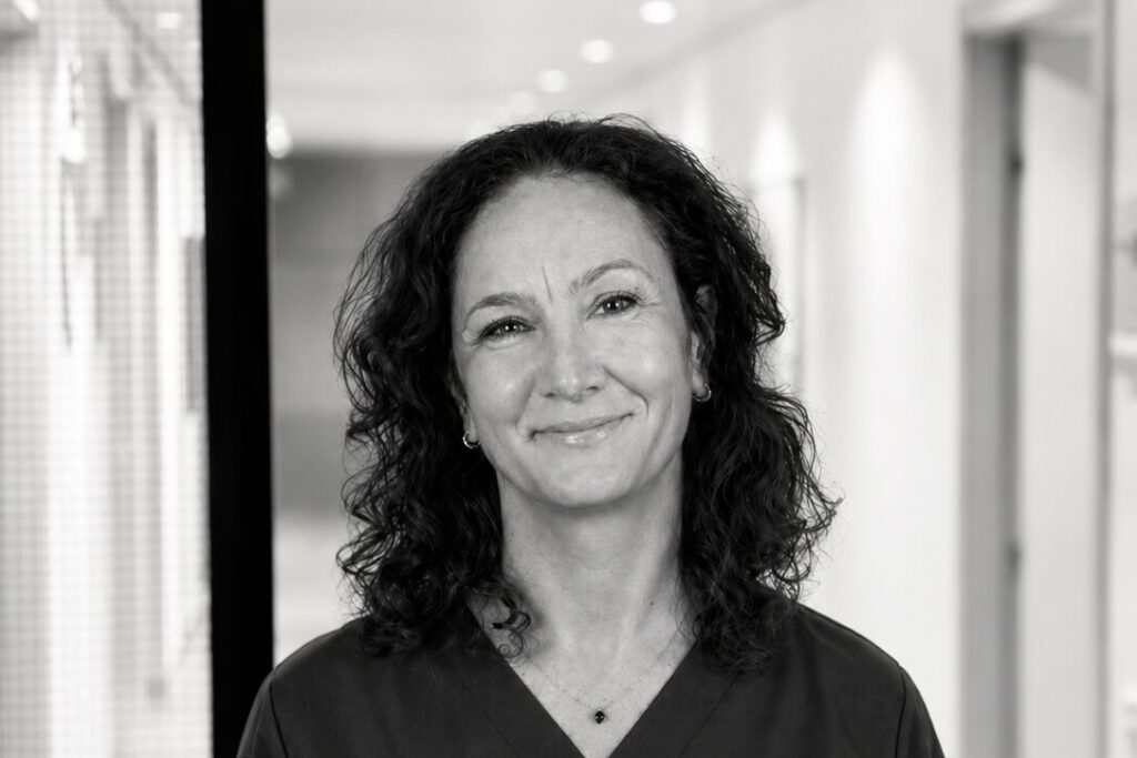 Læger og specialister på privathospitalet danmark 87 Jamila eriksen står og smiler på privathospitalet danmark