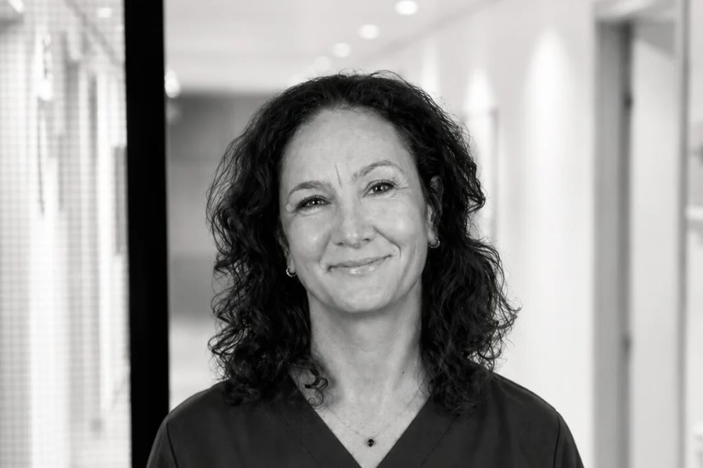 Jamila eriksen står og smiler på privathospitalet danmark