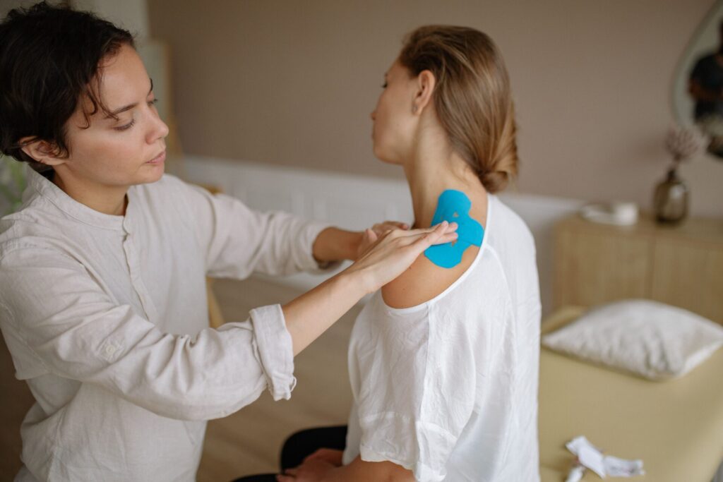 Privathospitalet danmark 2 Woman taping client back