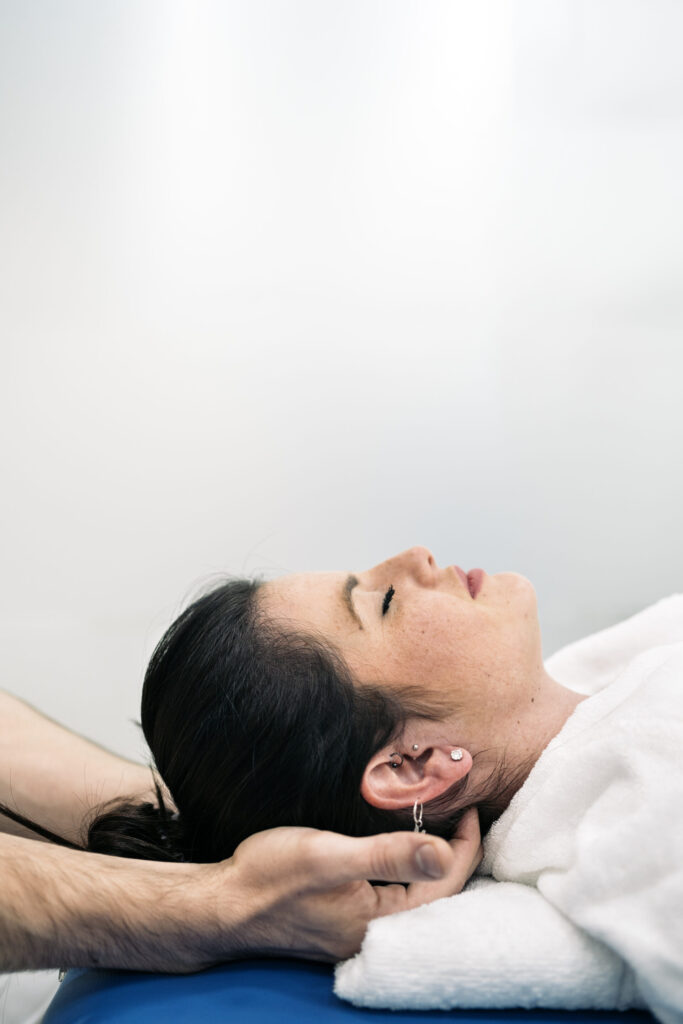 Kvinde for behandling med fysioterapi efter hjernerystelser