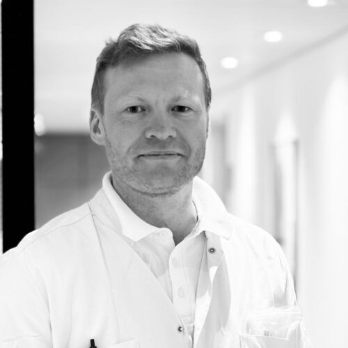 Thor neurolog står og smiler fordi han arbejder på PrivatHospitalet Danmark